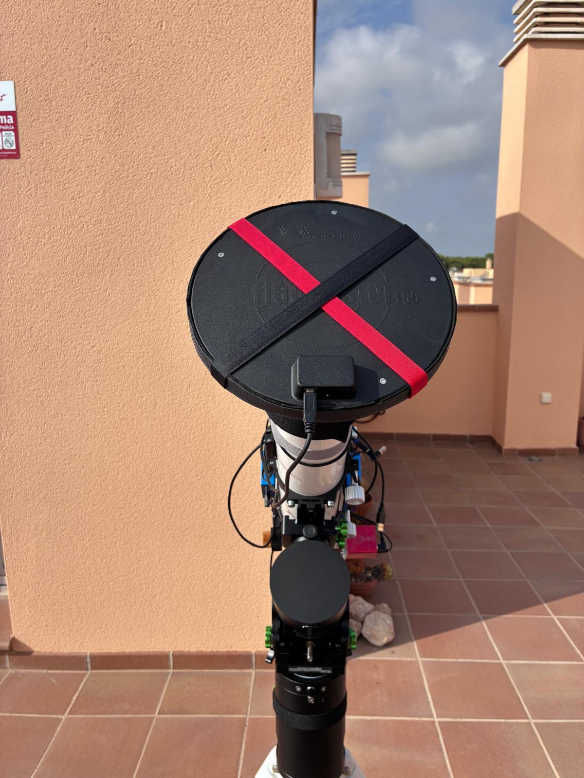 View of the FlatMaster 150L with its retaining straps, custom-made adapter and mini-USB connection