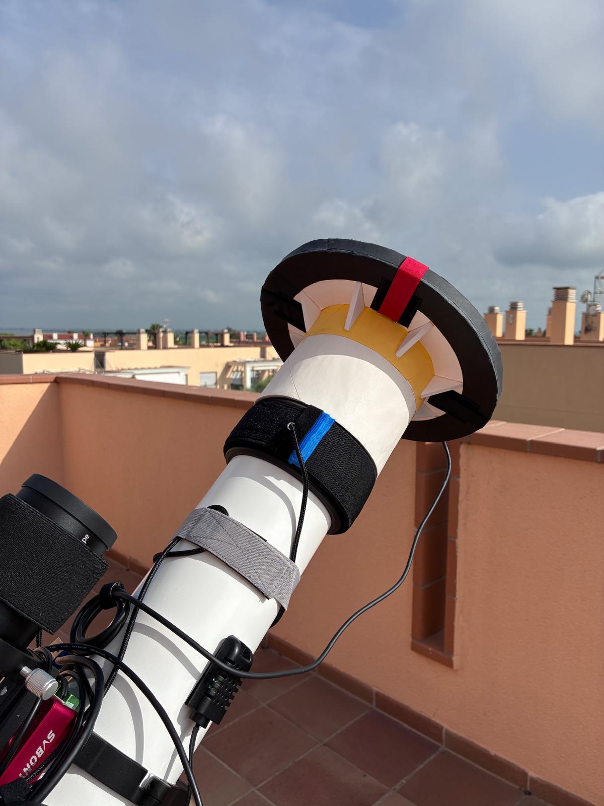 Pegasus Astro FlatMaster 150L Wi-Fi col·locat sobre l’obertura del telescopi principal amb un adaptador artesanal
