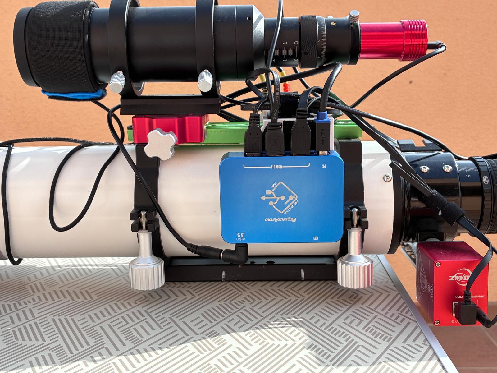 Pegasus Astro USB Control Hub instal·lat sobre el tub principal i connectat als dispositius de l’equip