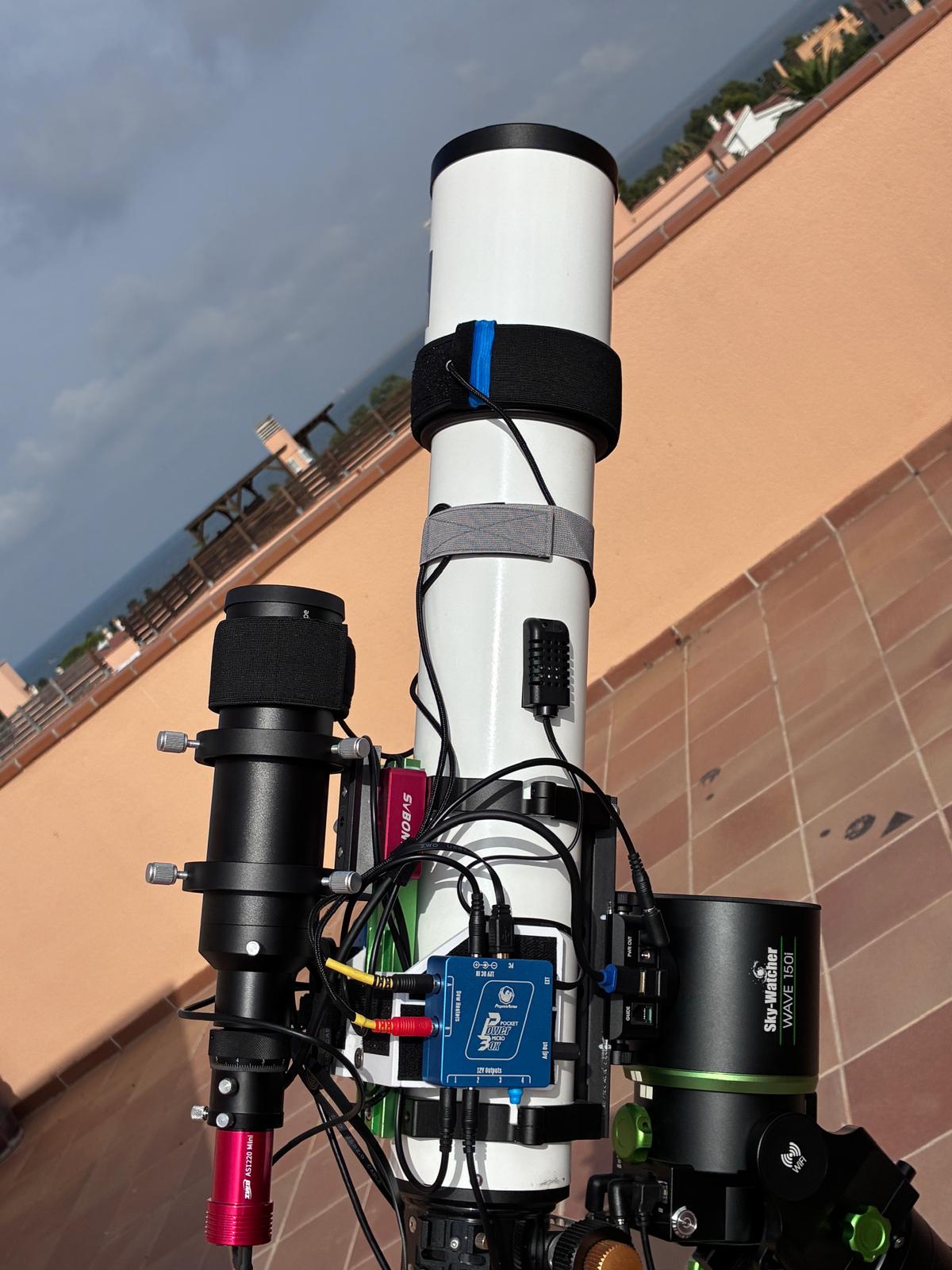 Refractor Teleskop Service TS 102ED amb les cintes calefactores del tub principal i del tub de guiatge, i la sonda de temperatura instal·lada al lateral