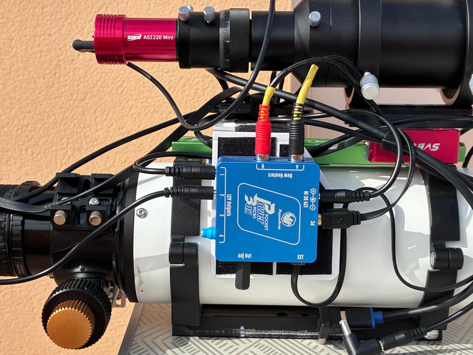 Pegasus Astro PPB Micro instal·lada sobre el tub principal amb les connexions d’alimentació i els escalfadors