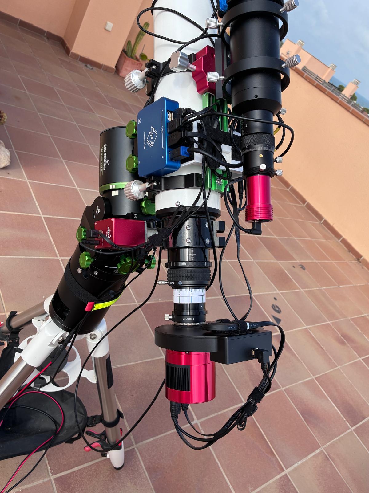 Vista lateral del tren d’imatge amb el TS-Optics TS102RED 0,8× situat entre l’enfocador i la roda portafiltres