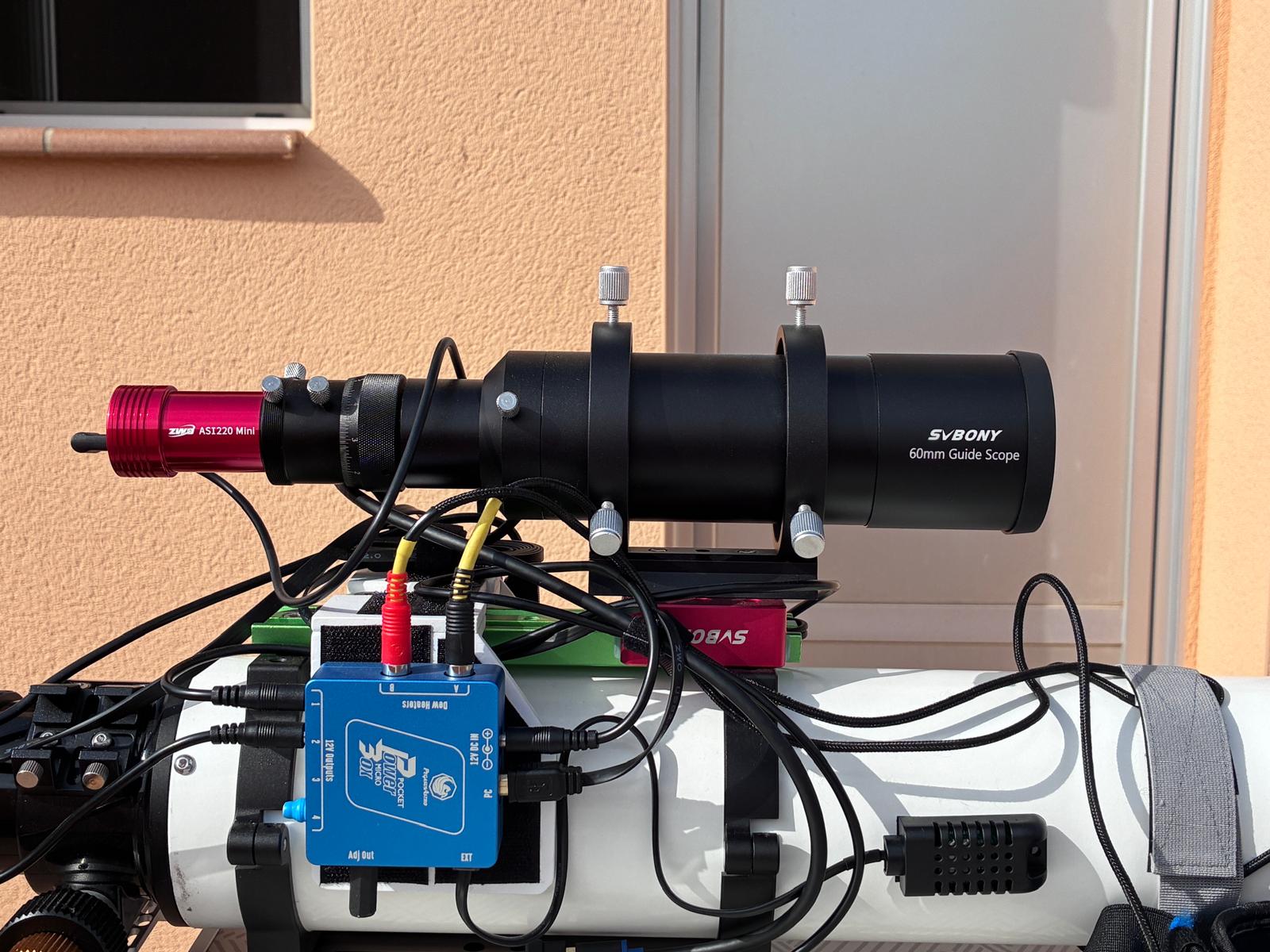 Tub de guiatge Svbony SV106 de 60 mm amb la càmera ZWO ASI220MM Mini instal·lats sobre l’equip